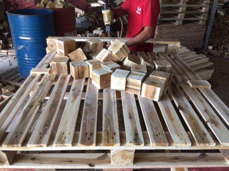 dong-pallet-go-theo-yeu-cau-tai-woodenpallet